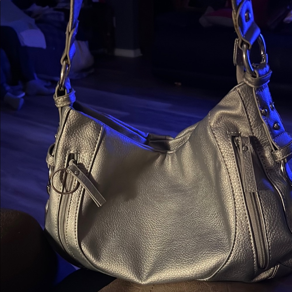 Chic Silver Shoulder Bag With Textured Finish - image 4